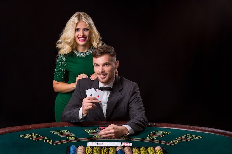Antarmuka kasino langsung chu togel menampilkan meja blackjack dan roulette